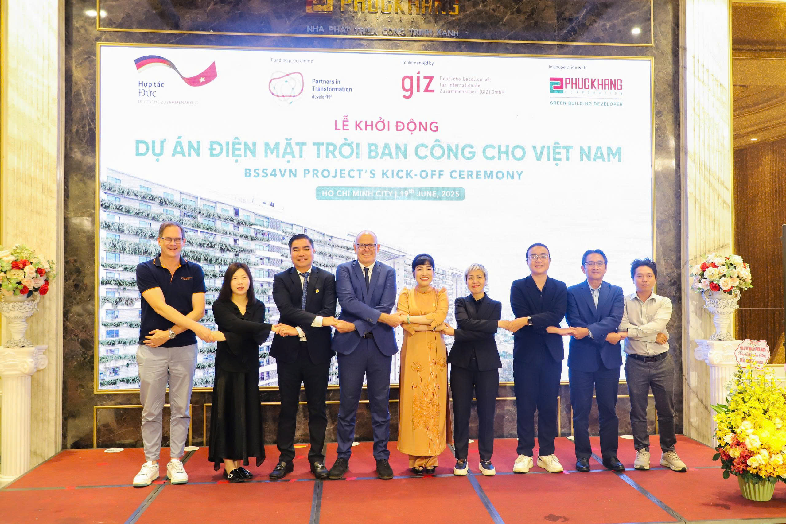 Đại diện GIZ và các đối tác tư nhân trong Dự án BSS4VN bắt tay tỏa thuận hợp tác