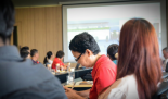 Hiệu ứng gradient làm nổi bật chủ thể áo đỏ